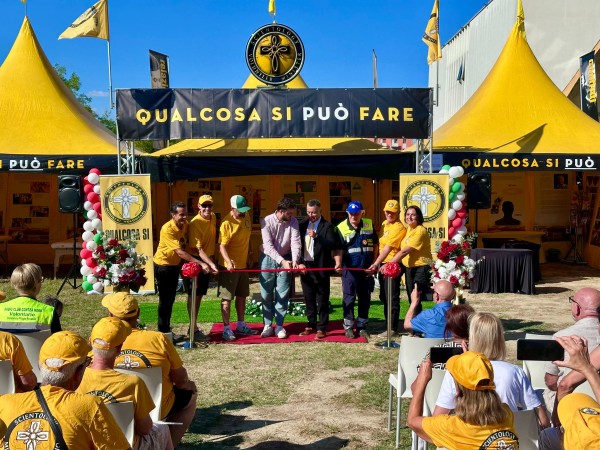 Scientology Volunteer Ministers Open Yellow Tent in Bologna
